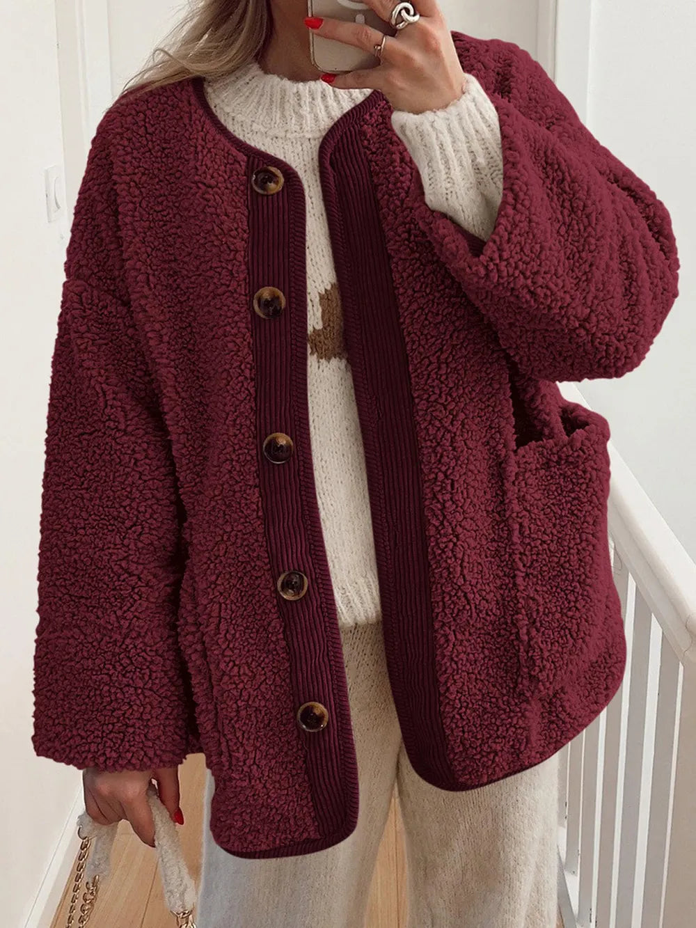 Abrigo de borreguito mujer, bicolor, con bolsillos, ideal para un look moderno y cómodo.