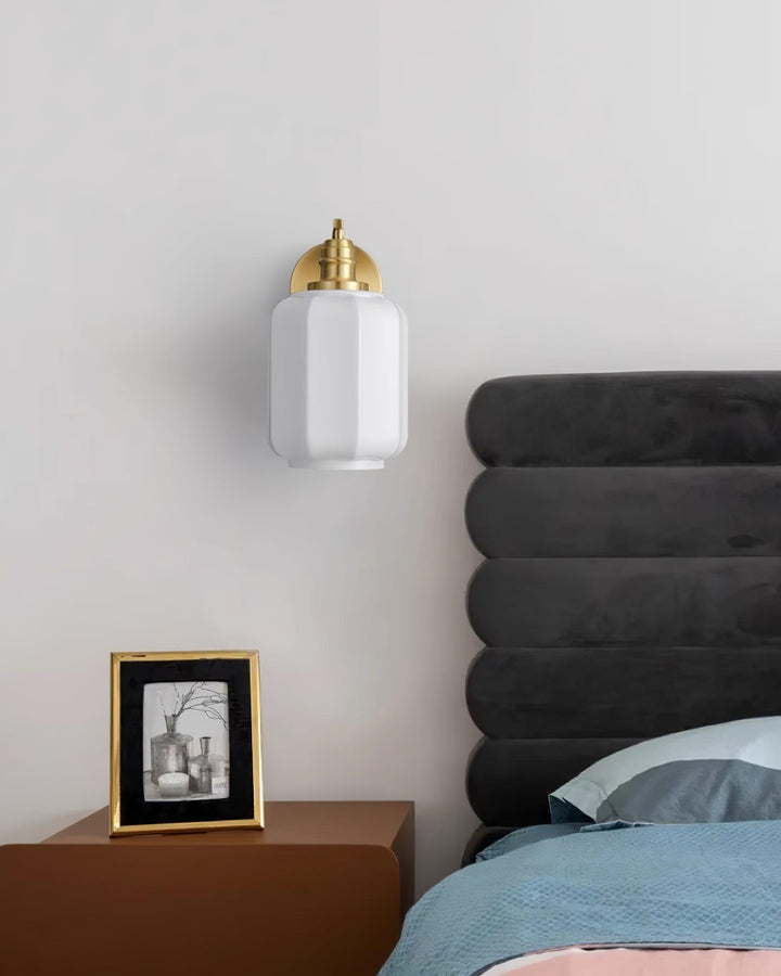 Decoración e iluminación con esta lámpara de pared compacta de latón y cristal.