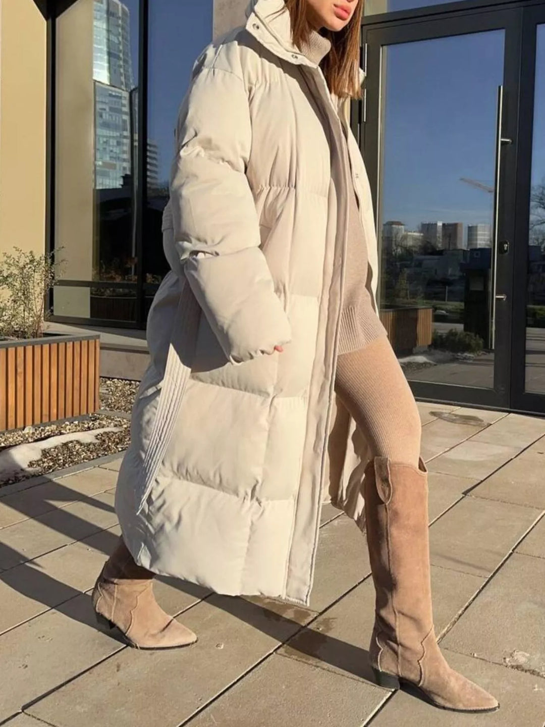 Abrigo largo acolchado para mujer con cinturón, ideal para el invierno y la moda. Elegante y cálido.