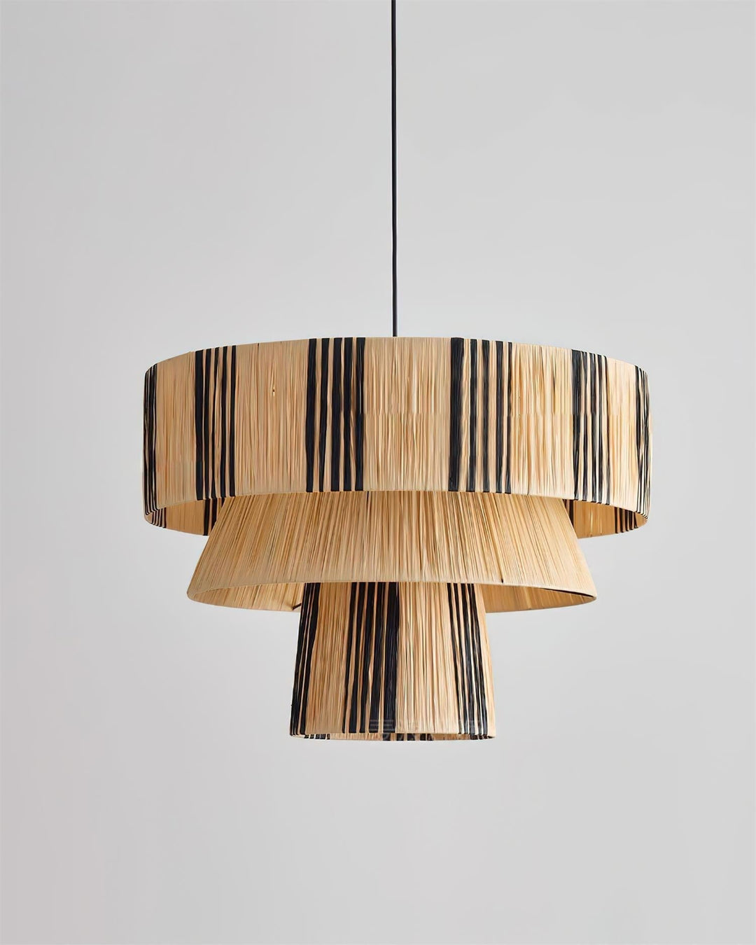 Estilo bohemio natural con lámpara colgante de rafia, decoración moderna y única.