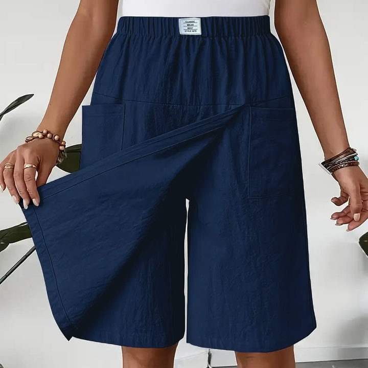 Detalle del pantalón corto ligero de mujer con falda superpuesta, mostrando tela cómoda y fresca.