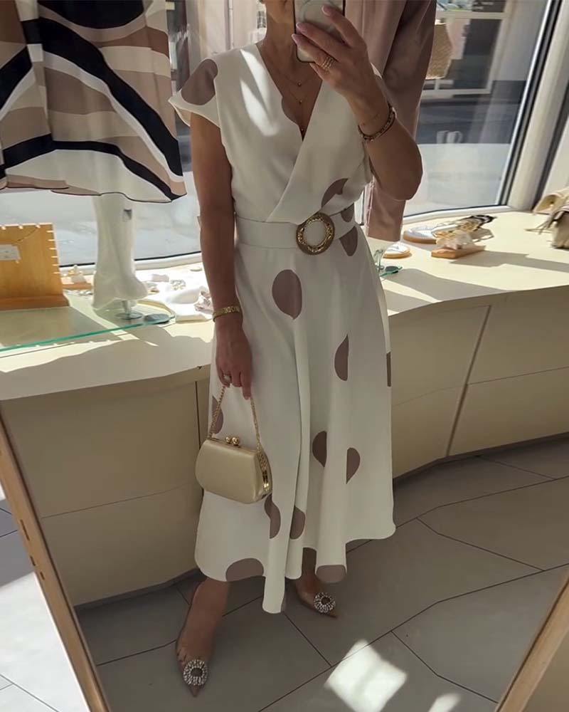 Estiloso vestido midi de mujer con lunares y escote en V, versátil para looks casual o chic.