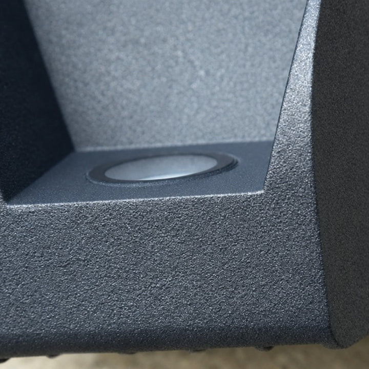Lámpara de pared exterior LED negra impermeable, diseño industrial robusto para fachadas y patios.