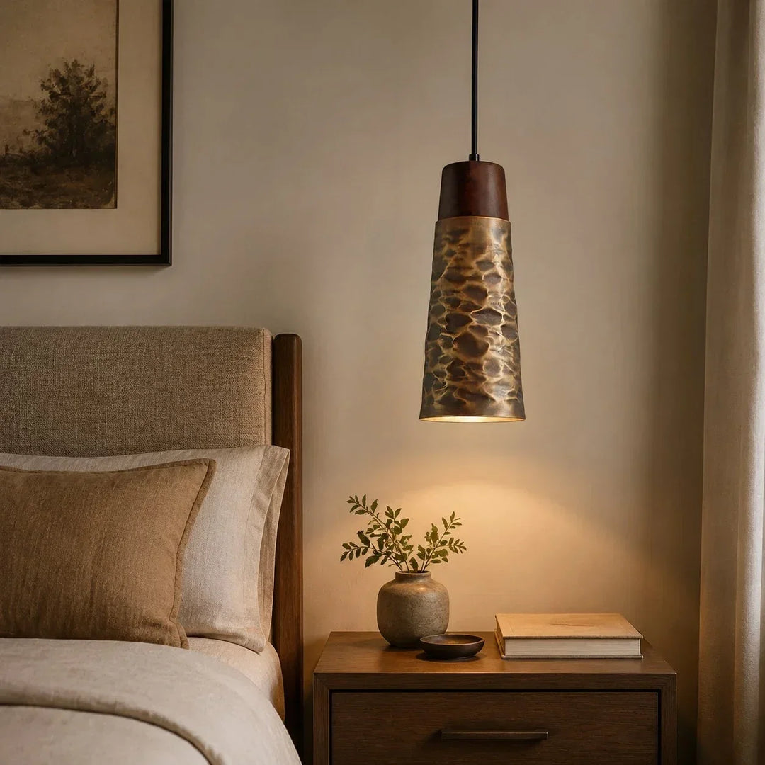 Iluminación de diseño: lámpara colgante artesanal de cobre martillado, estilo industrial moderno.