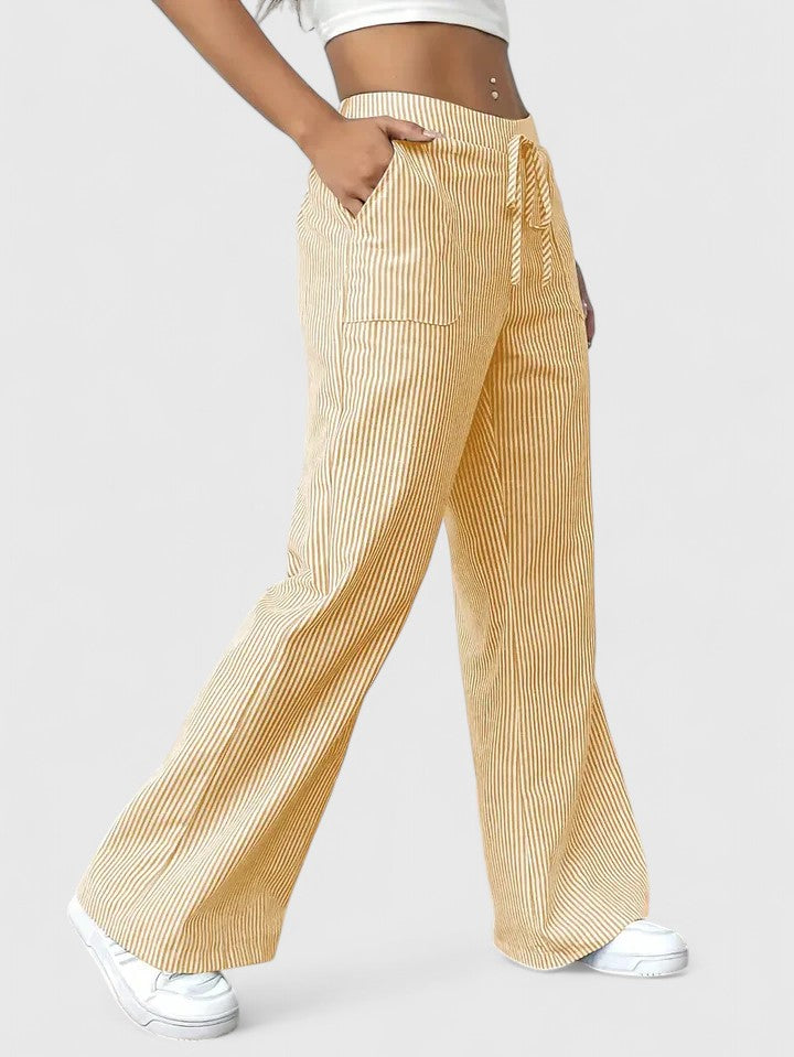 Pantalón azul claro, pierna ancha, cintura ajustable. Ropa femenina cómoda y fresca.
