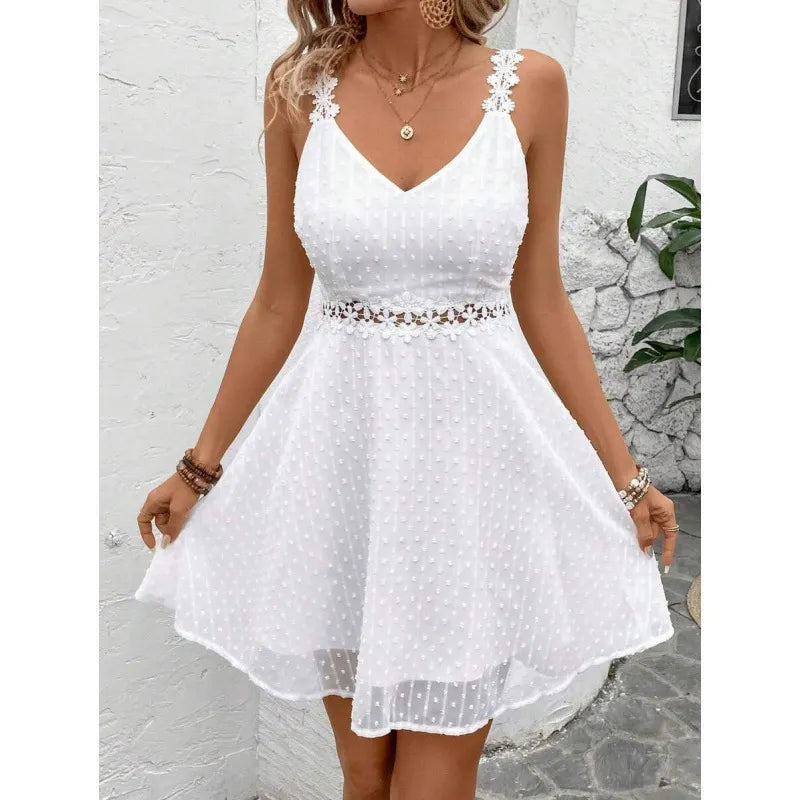 Vestido femenino plumetis con textura de puntos, encaje sutil y escote V favorecedor, moda de verano.