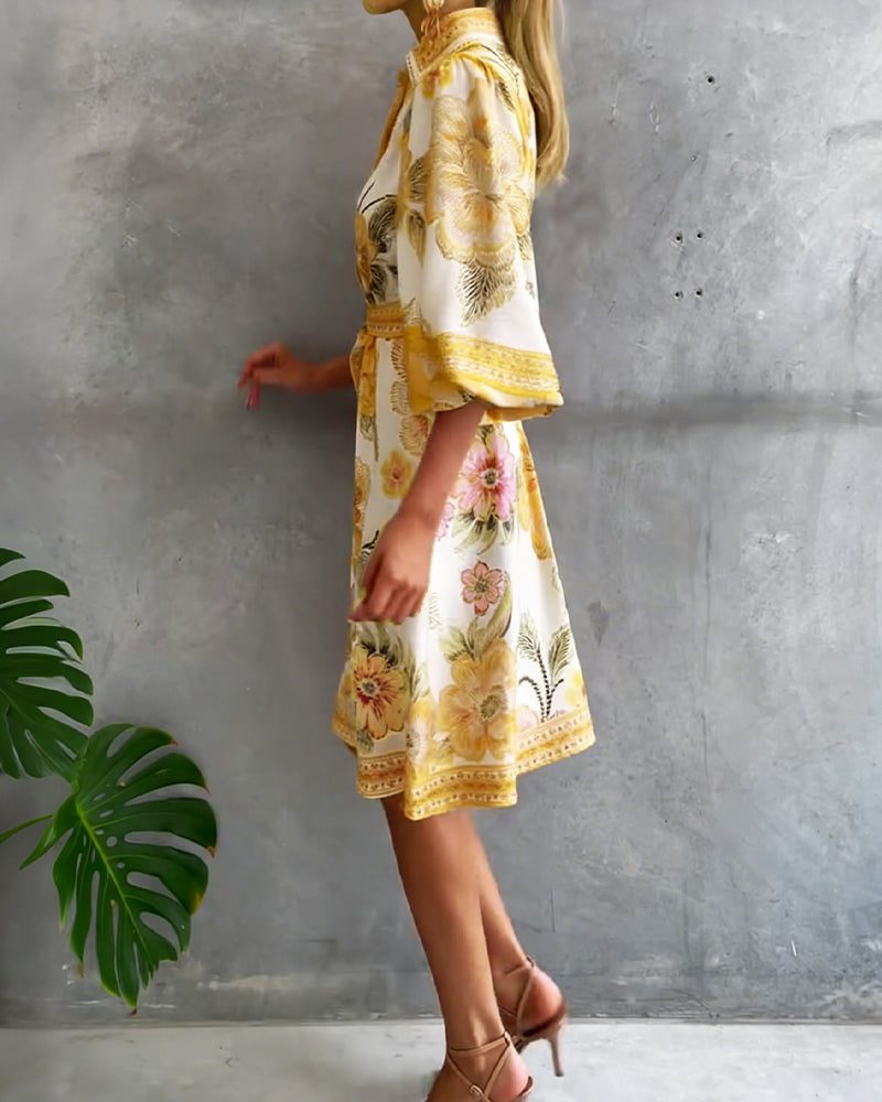 Vestido de mujer casual chic, estampado floral y mangas farol abullonadas con botones.
