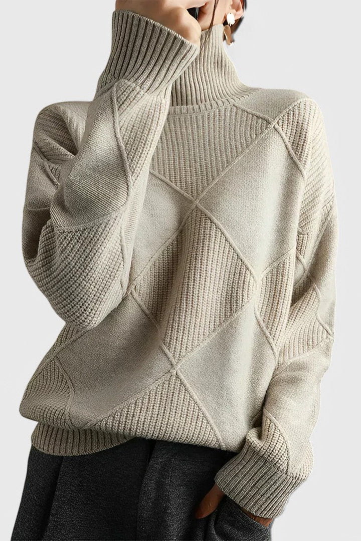 Modelo posando con jersey de cuello alto de mujer, corte moderno, ideal para un look casual chic.