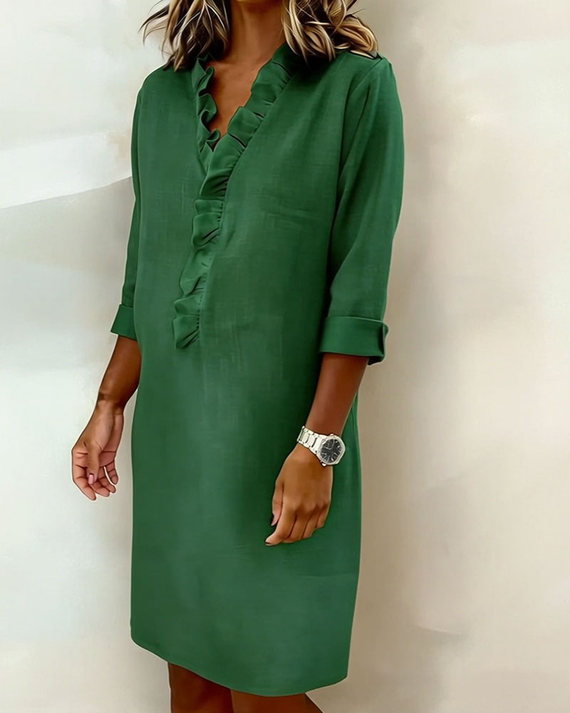 Vestido de mujer con escote V pronunciado, volantes. Ideal para el verano casual. Ropa femenina cómoda.