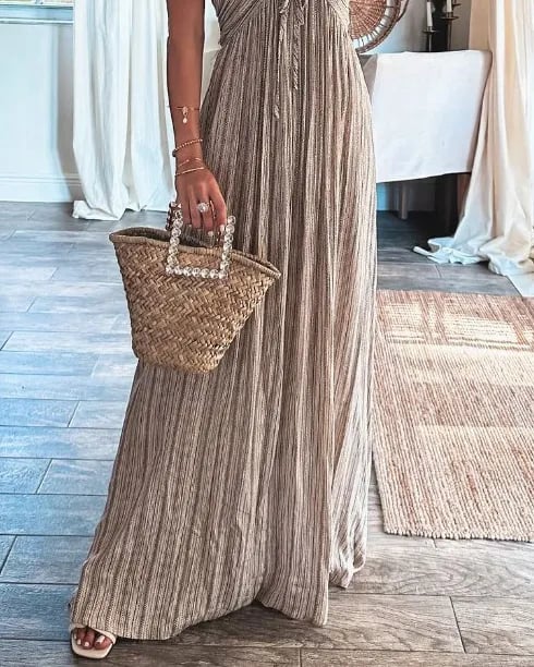 Vestido fresco y ligero de mujer, estilo fluido. Esencial para combatir el calor del verano con moda.