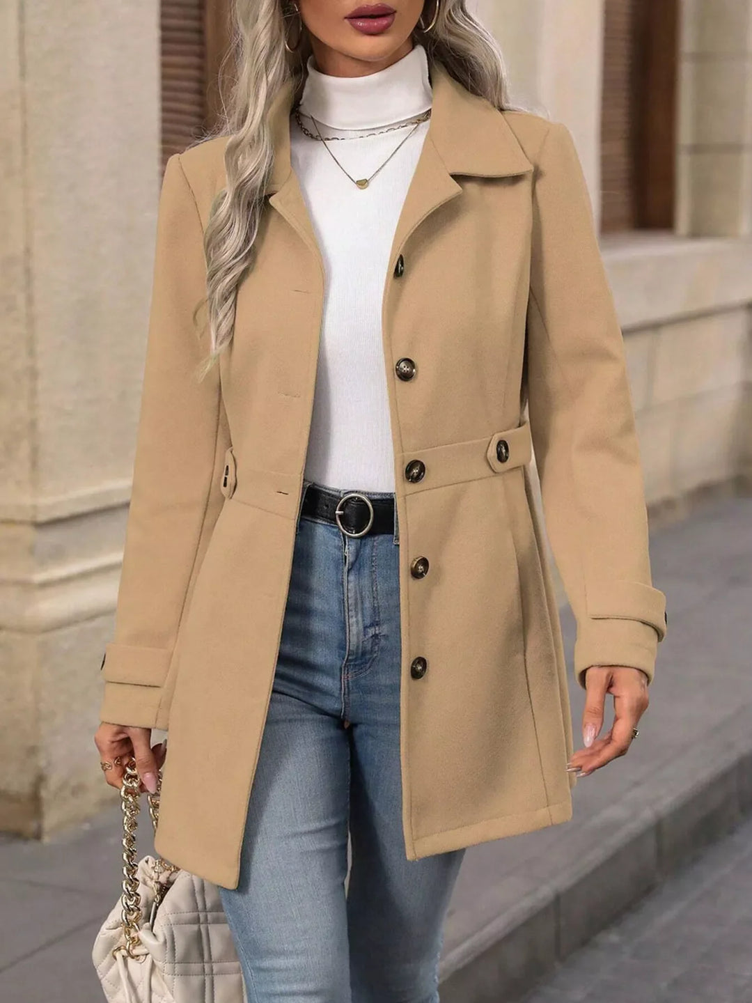Chaqueta casual de mujer mostrando los botones y su manga larga, ideal para look de entretiempo.