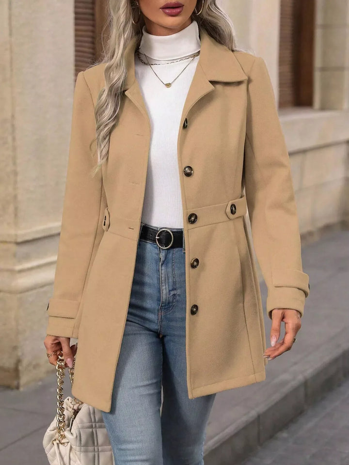 Chaqueta casual de mujer mostrando los botones y su manga larga, ideal para look de entretiempo.