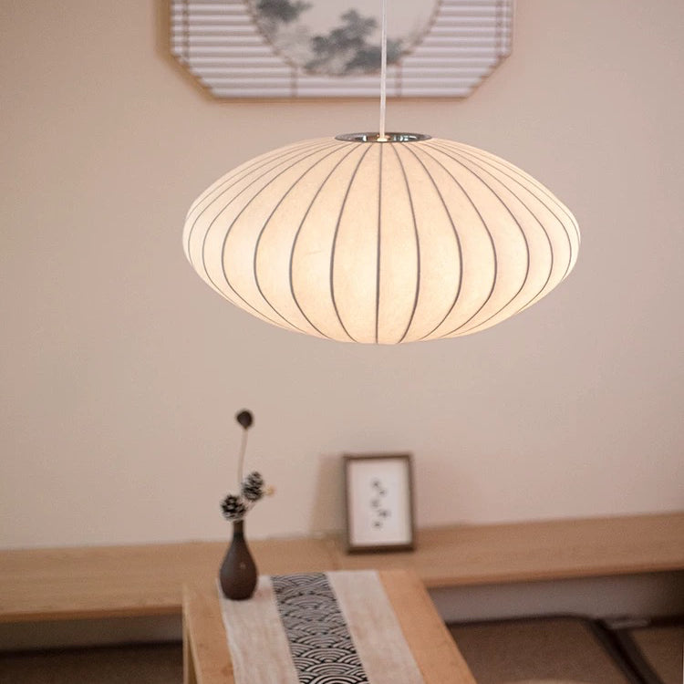 Lámpara colgante de seda sintética para dormitorio con luz suave, ideal para crear un ambiente acogedor.