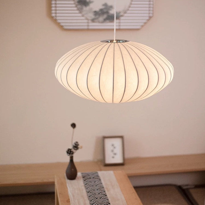 Lámpara colgante de seda sintética para dormitorio con luz suave, ideal para crear un ambiente acogedor.
