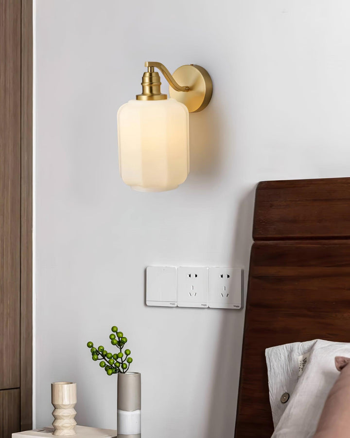 Aplique de pared compacto de latón y cristal, ideal para crear ambiente.