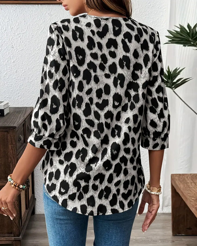 Blusa azul estampada para mujer, escote en V y manga 3/4. Disfruta la comodidad con estilo de moda femenina.