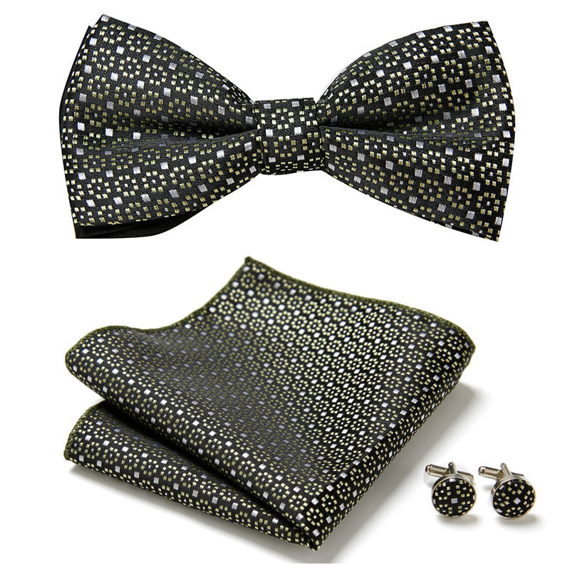 Detalle del conjunto floral para hombre: pajarita, pañuelo y gemelos en caja regalo. [[lstfy-media:36]]