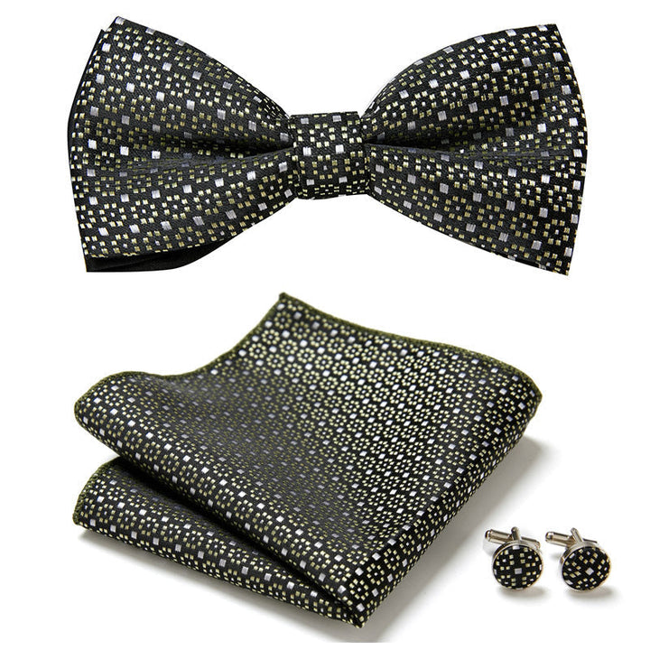 Detalle del conjunto floral para hombre: pajarita, pañuelo y gemelos en caja regalo. [[lstfy-media:36]]