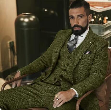 Conjunto de traje hombre tres piezas con diseño de espiga y corte slim fit. Sofisticación británica.