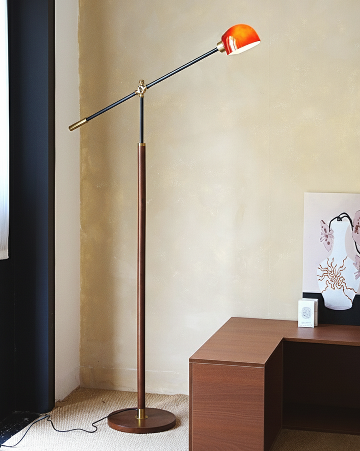 Decoración moderna: lámpara de pie de madera y metal con brazo oscilante, crea ambiente acogedor.