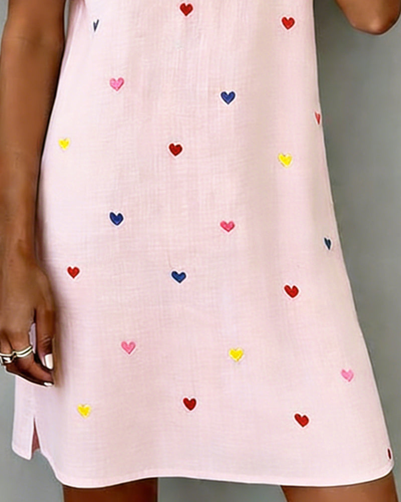 Look romántico con este vestido blanco corto, corazones, escote V y manga abullonada. Ropa casual chic.