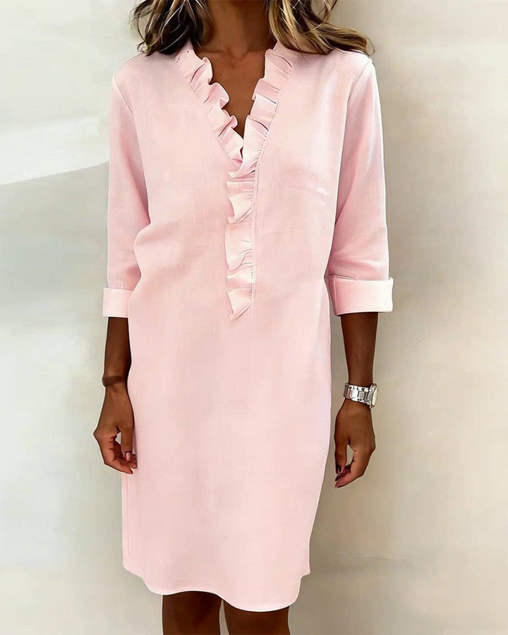 Vestido de verano con volantes y escote V. Moda casual y elegante para mujer. Estilo diario.
