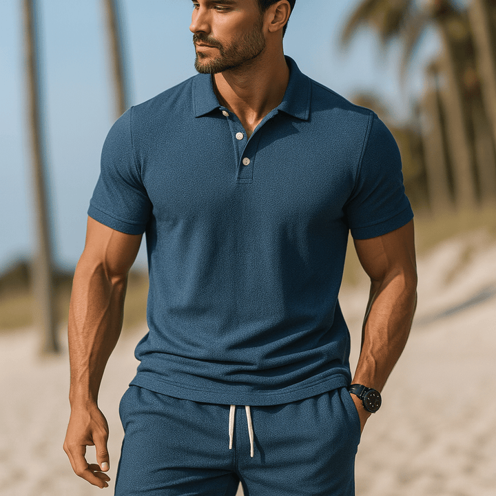 Indispensable conjunto de verano para hombre, polo y shorts estilo veraniego, moda masculina.