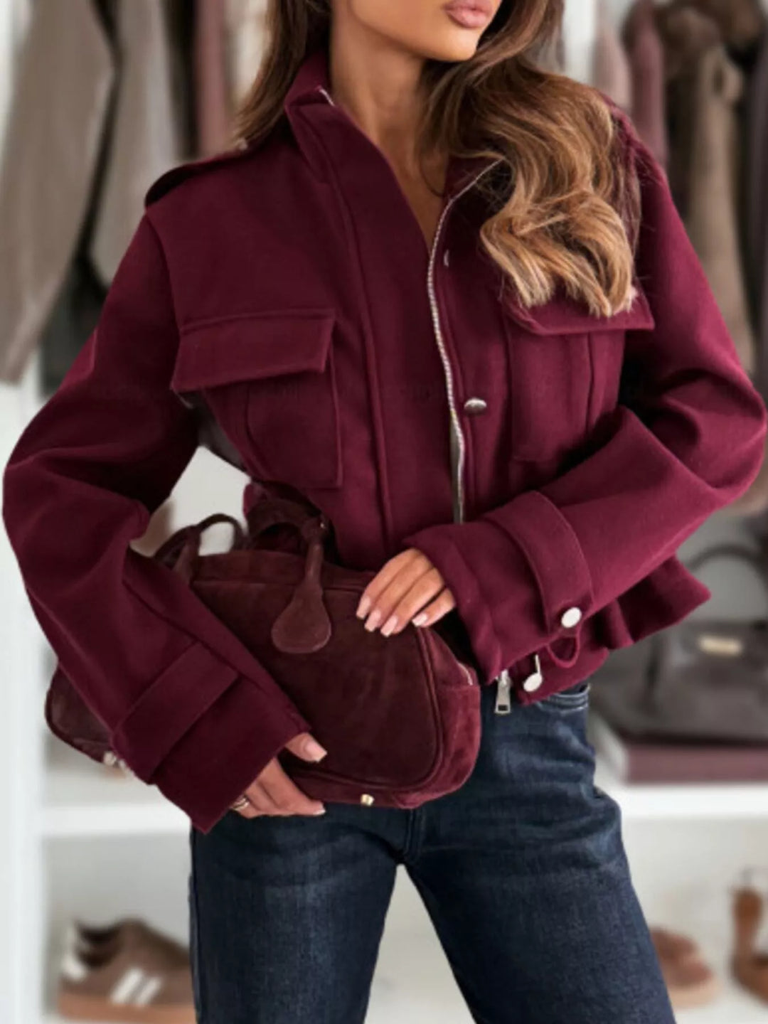 Chaqueta ligera de mujer para uso diario. Casual, con botones y cordón. Perfecta para cualquier atuendo.