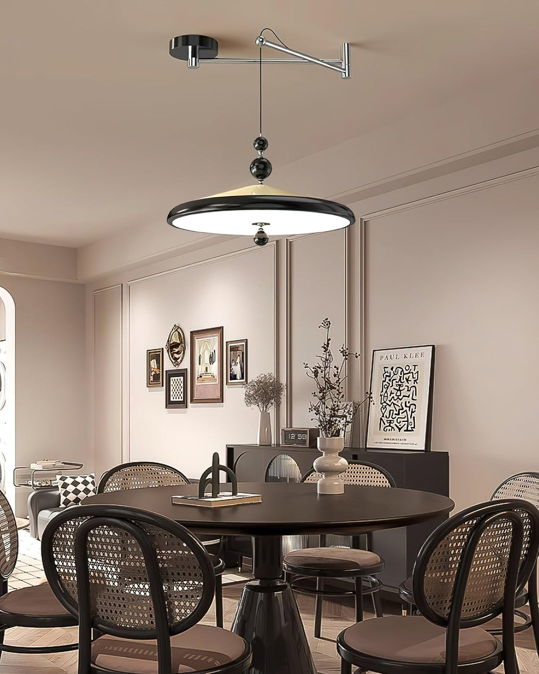 Lámpara colgante LED moderna sobre mesa de comedor, brazo oscilante para iluminación flexible.