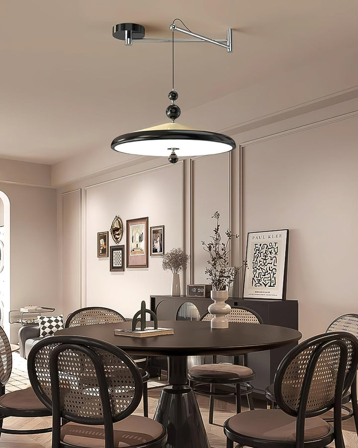 Lámpara colgante LED moderna sobre mesa de comedor, brazo oscilante para iluminación flexible.
