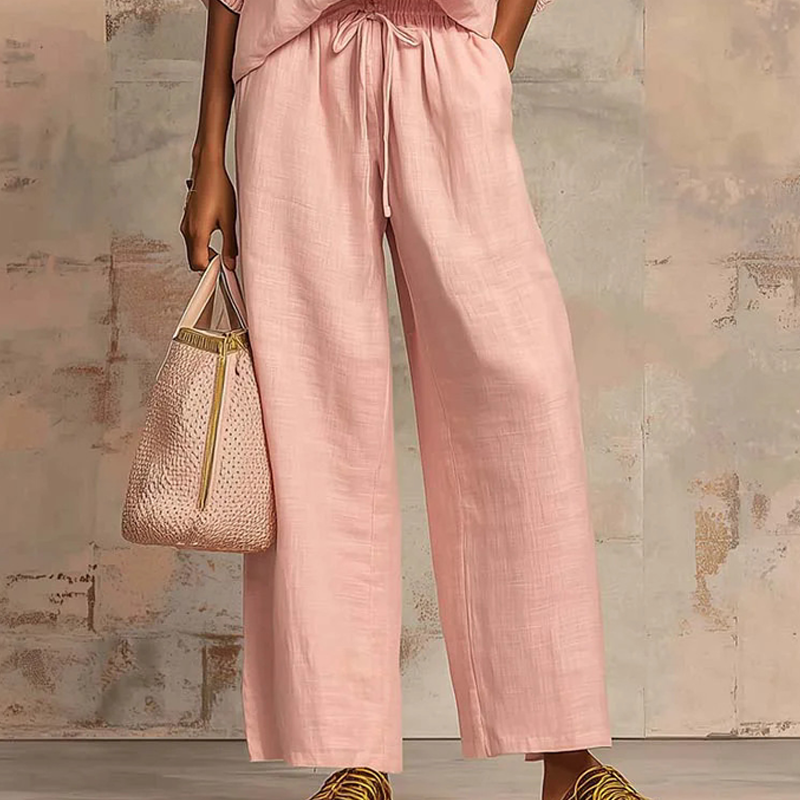 Blusa de mujer con cremallera y cuello, combinada con pantalón fluido. Estilo casual elegante y moderno.