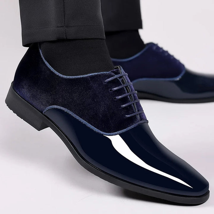 Calzado formal sofisticado para hombre, con puntera pulida y cordones. Perfecto para moda masculina y eventos.