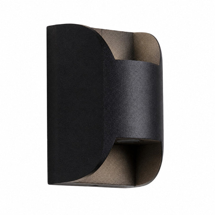 Lámpara de pared exterior LED negra, estilo industrial adaptable para iluminación direccional en cualquier espacio.