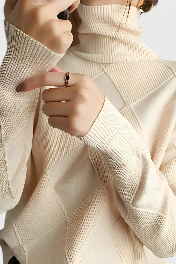 Primer plano de jersey de cuello de tortuga de mujer, textura de punto fino, color neutro y versátil.
