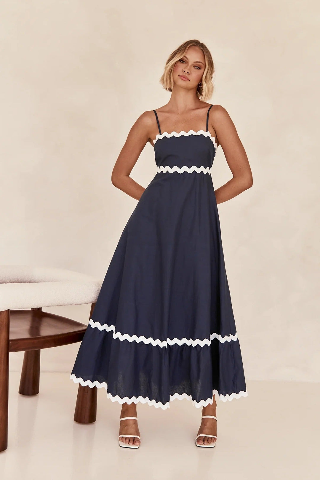 Vestido casual largo de mujer, con tirantes y estampado de ondas, ideal para un look de playa.