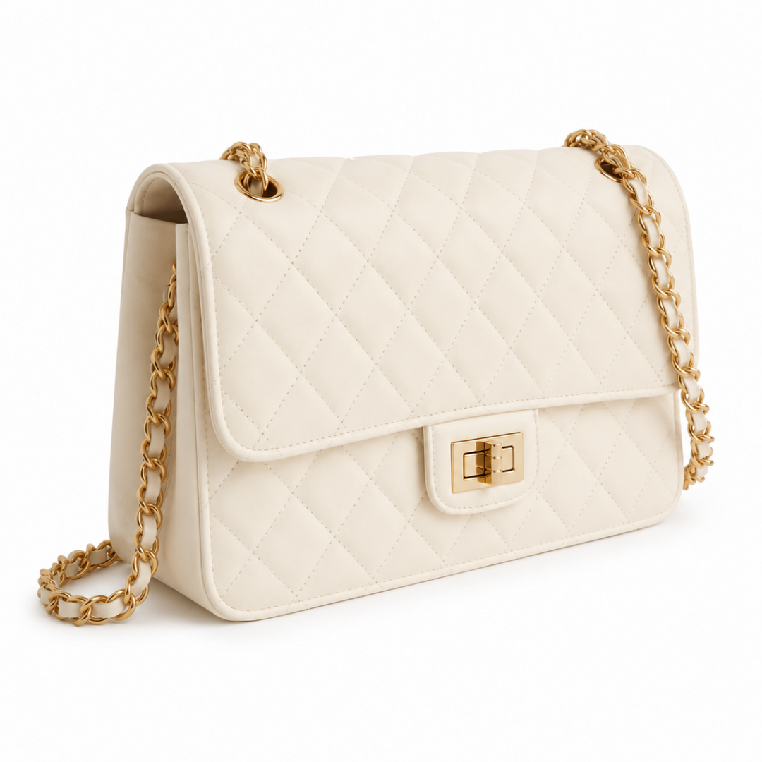 Bolso de mujer sintético color crema, diseño acolchado con cadena dorada. Accesorio elegante y de moda.
