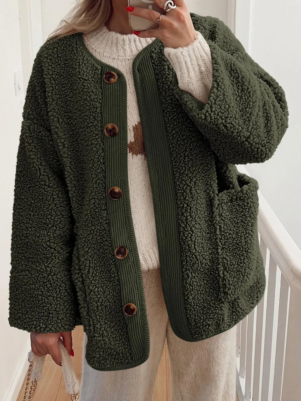 Borreguito mujer: chaqueta bicolor de moda, ideal para el frío y con bolsillos.