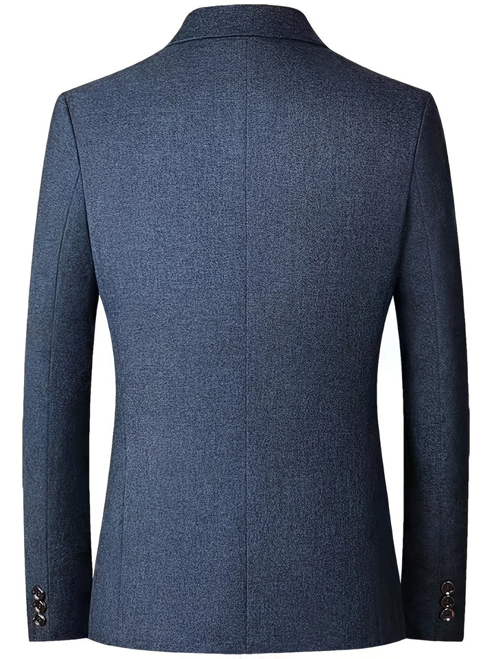 Blazer entallado azul para hombre, dos botones. Chaqueta elegante estilo formal y moda masculina slim fit.