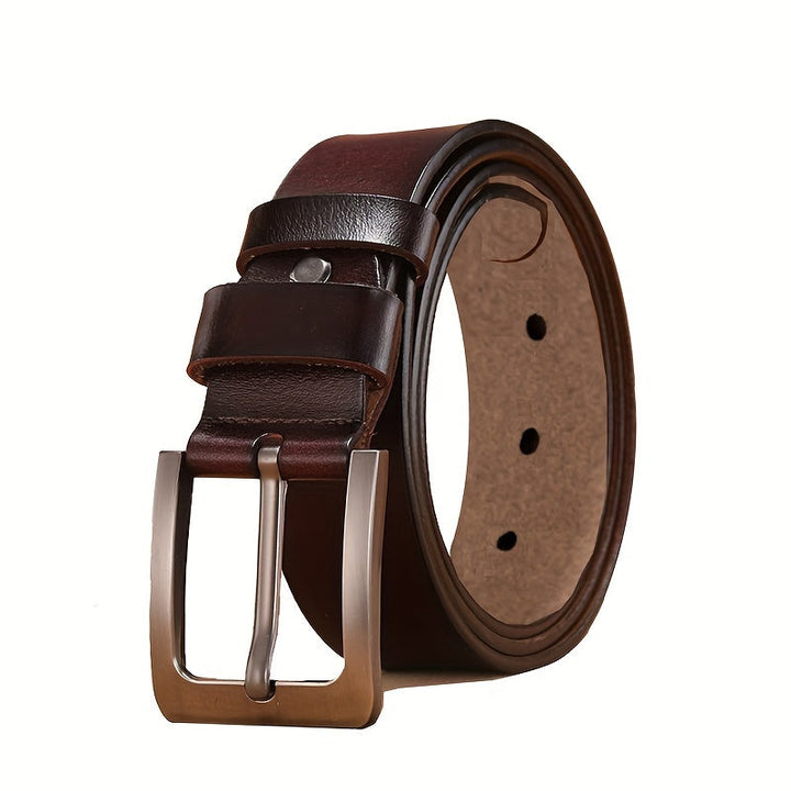 Cinturón de cuero para hombres en detalle, destacando costuras y acabado. Accesorio elegante y duradero.