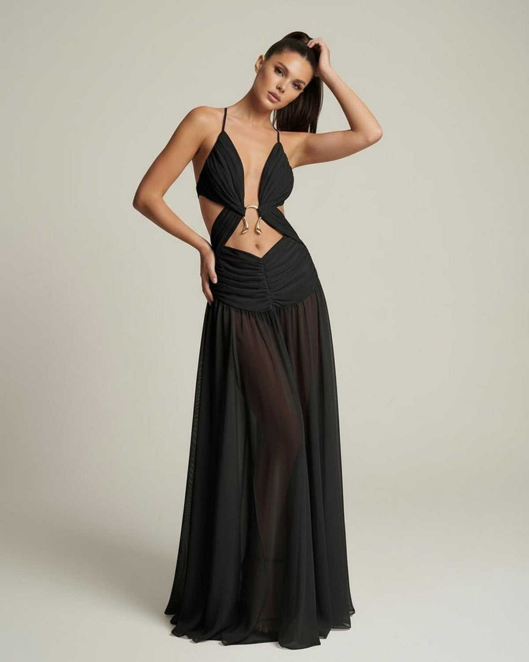 Moda: vestido maxi negro femenino con escote V y estilo cut-out, ideal para lucir elegante en la noche.