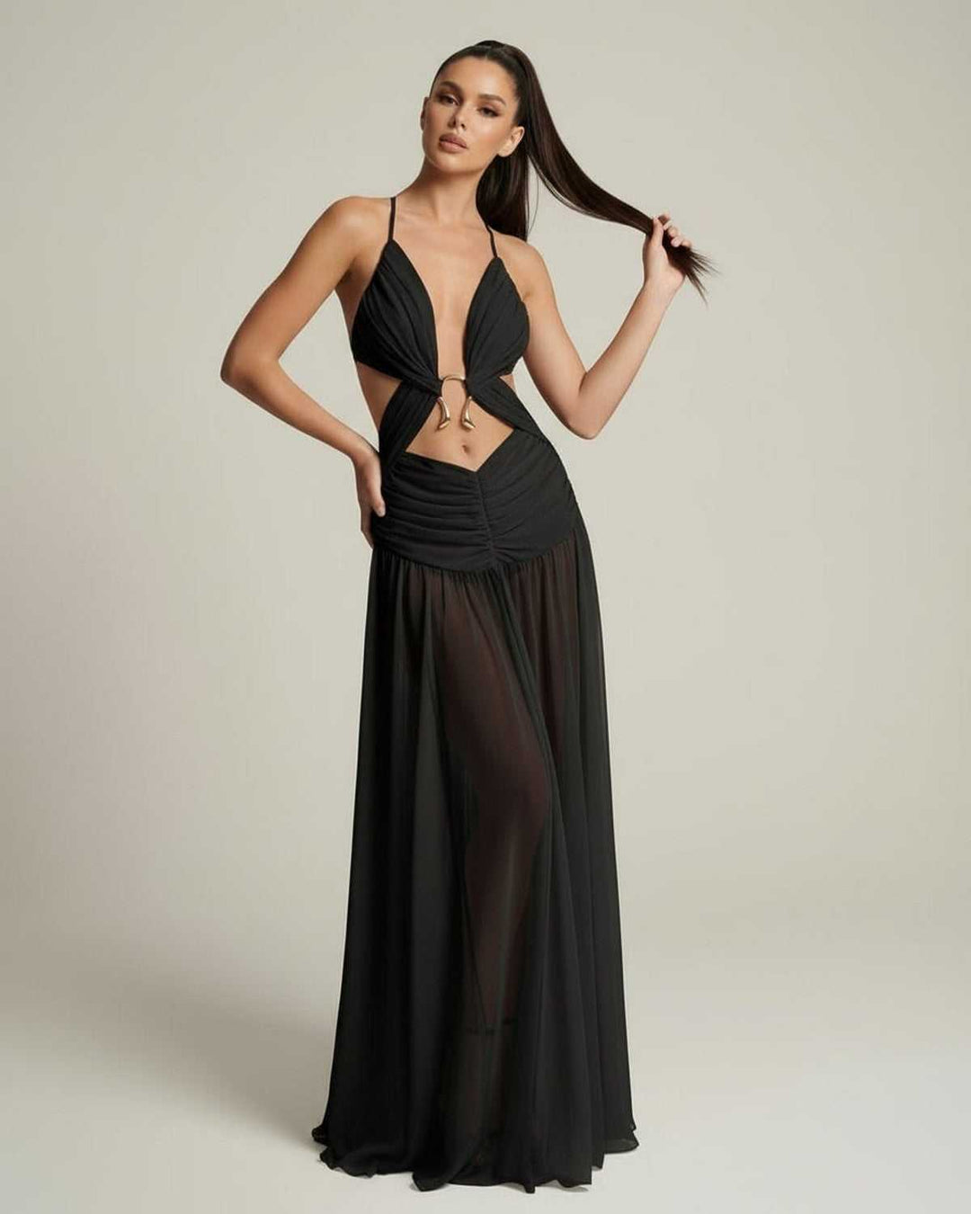 Elegante vestido maxi negro para mujer, con sofisticado escote en V y diseño cut-out moderno.