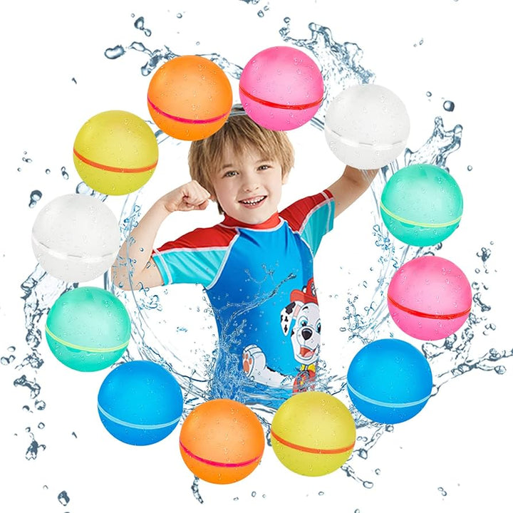 Niños jugando con globos de agua de silicona reutilizables. Diversión ecológica en piscina o jardín este verano.