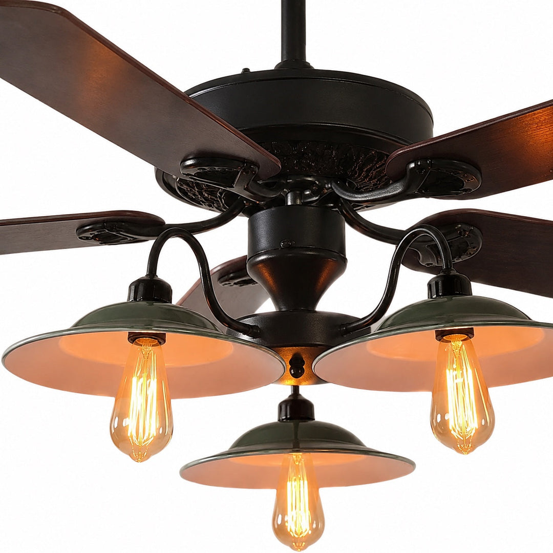 Decorativo ventilador de techo industrial con luz, palas de madera. Mejora la ventilación y estética del ambiente.