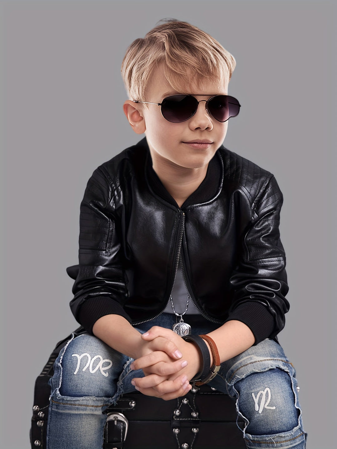 Detalle de cremallera en chaqueta de cuello alto para niños. Moda infantil funcional y abrigadora.