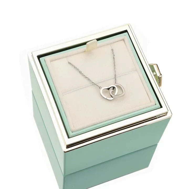 Regalo de amor: caja de rosa eterna con collar personalizado para damas.