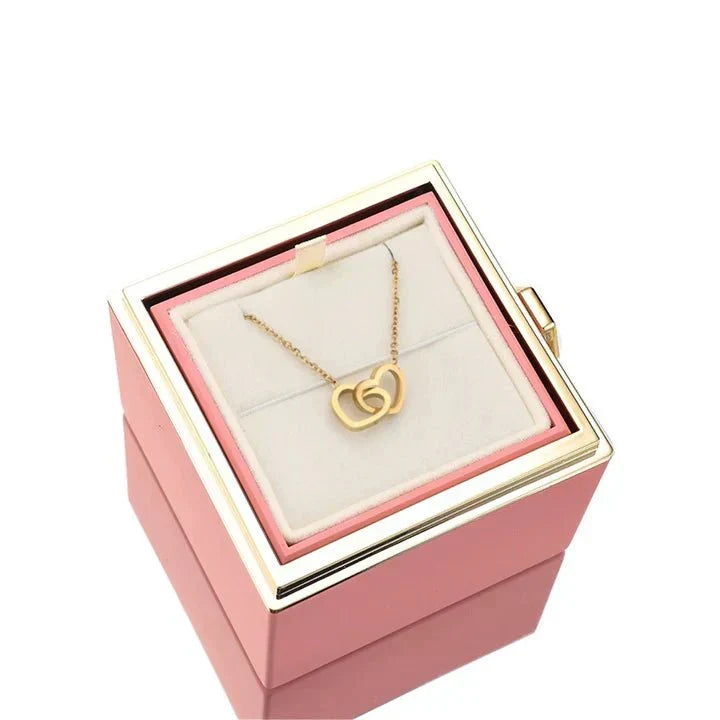 Collar personalizado en caja de rosa eterna, símbolo de amor para damas.