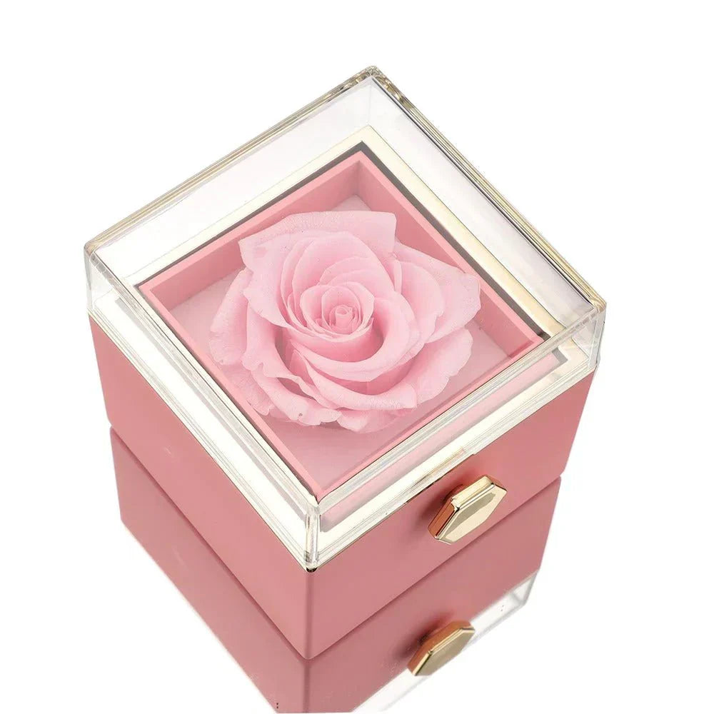 Caja con rosa eterna y collar personalizado, un detalle para damas.