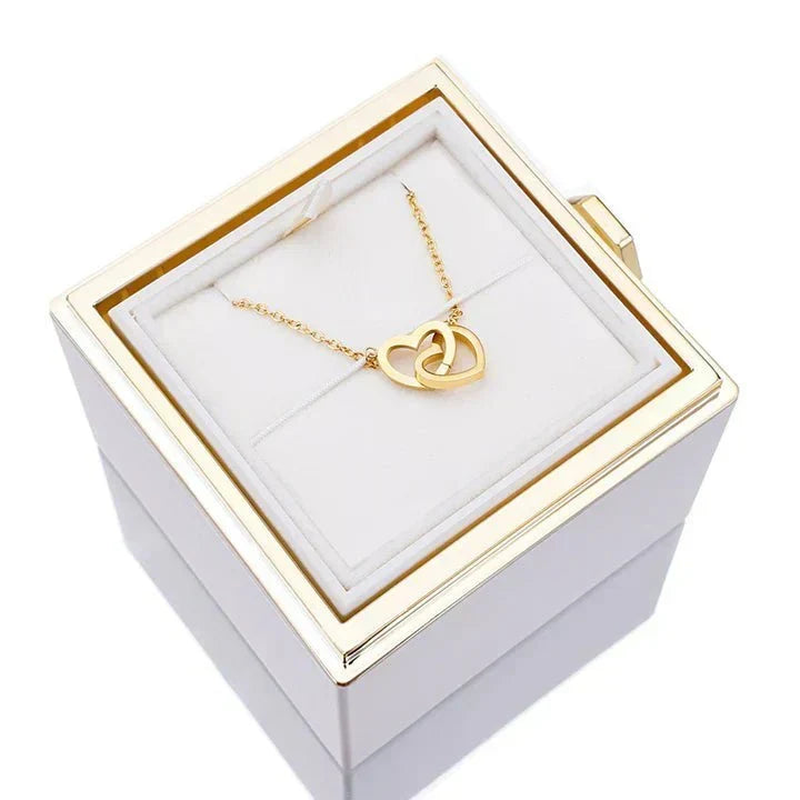 Regalo especial: rosa eterna roja con collar personalizado para damas.