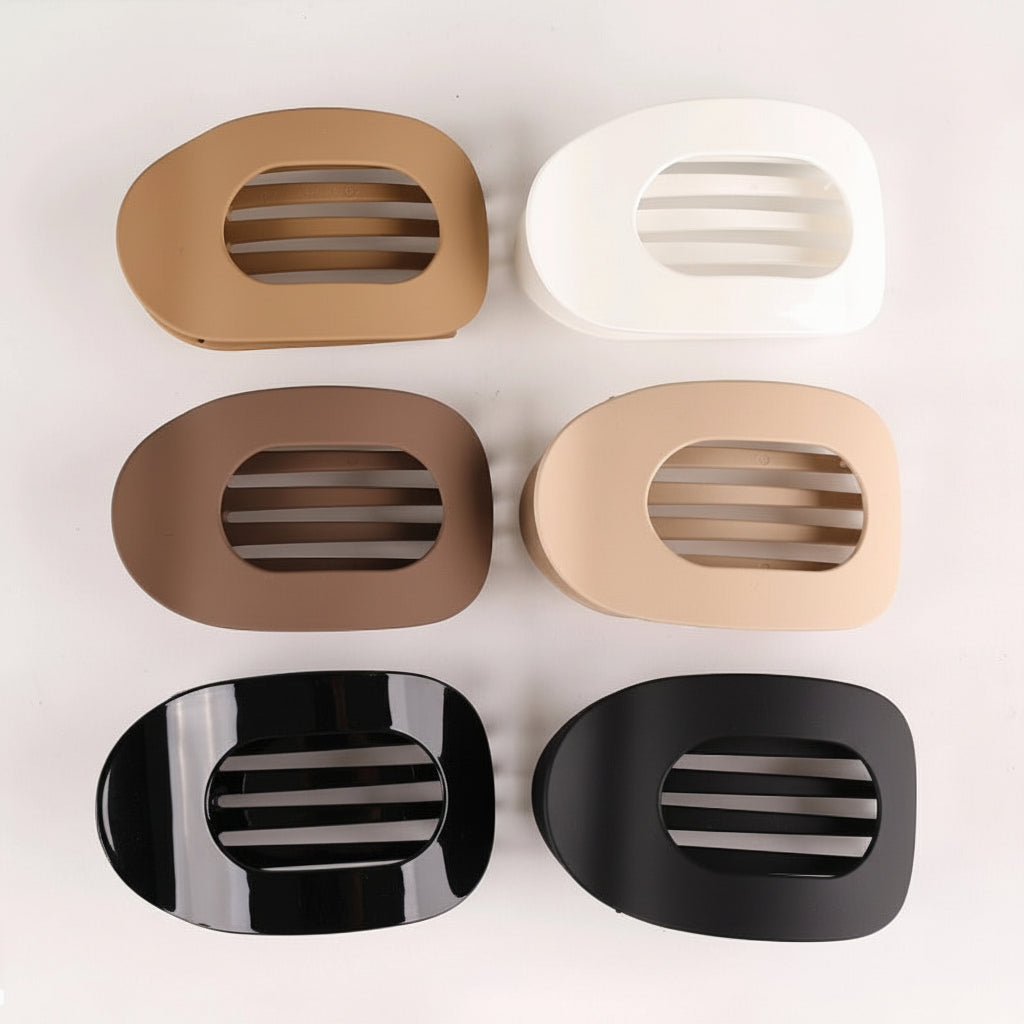 Pinza para cabello grueso de mujer, estilo moderno y agarre firme. Accesorio elegante de moda en plástico.