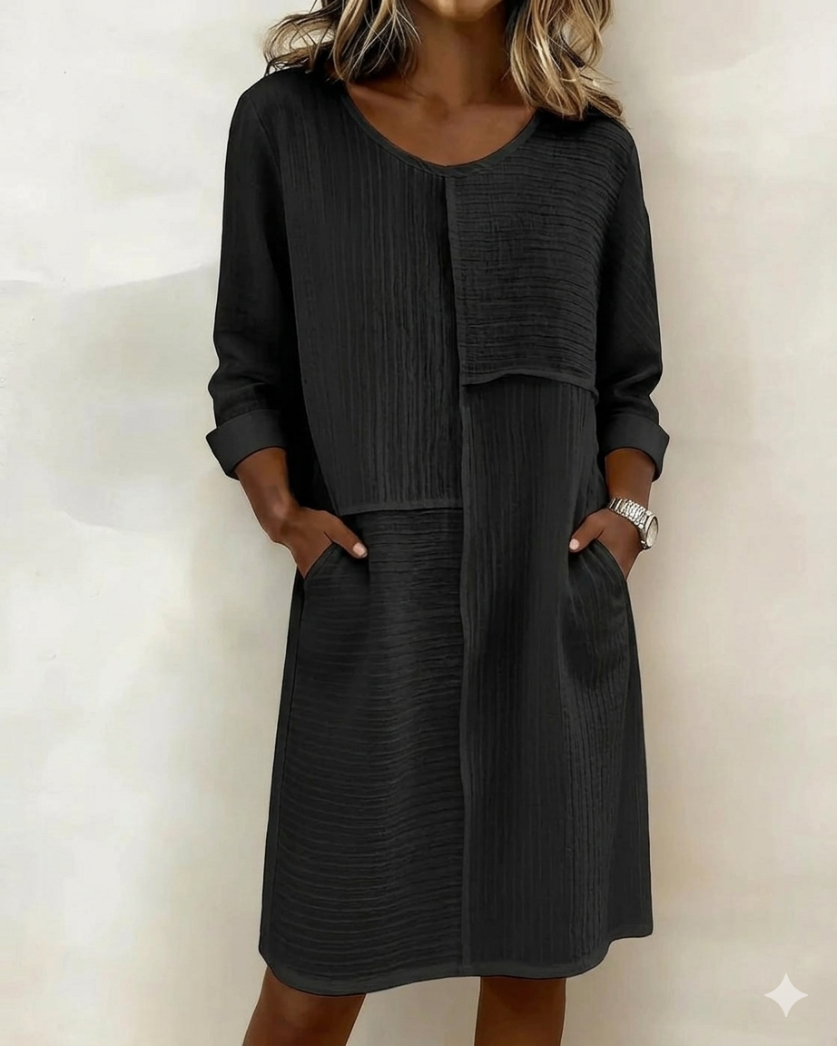 Detalle del tejido texturizado del vestido casual de mujer, mezcla de algodón y lino.